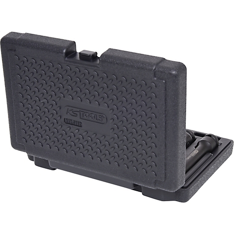 Dunkelgrauer Werkzeugkasten, teilweise geöffnet, mit Werkzeugen. Auf dem Deckel befindet sich der Schriftzug "KS TOOLS".